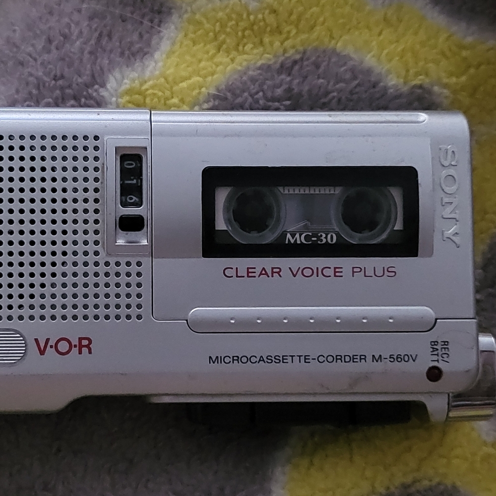 EUcSony Silver Microcassette Recorder with Clear Voice Plus Model M 560 V